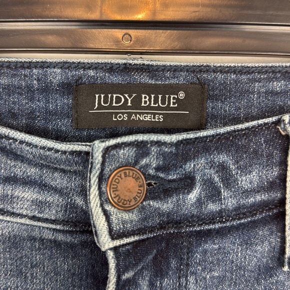 Judy Blue Leni Distressed High Rise Boyfriend Fit Jeans. Medium Wash. Size 9/29. - Picture 3 of 13